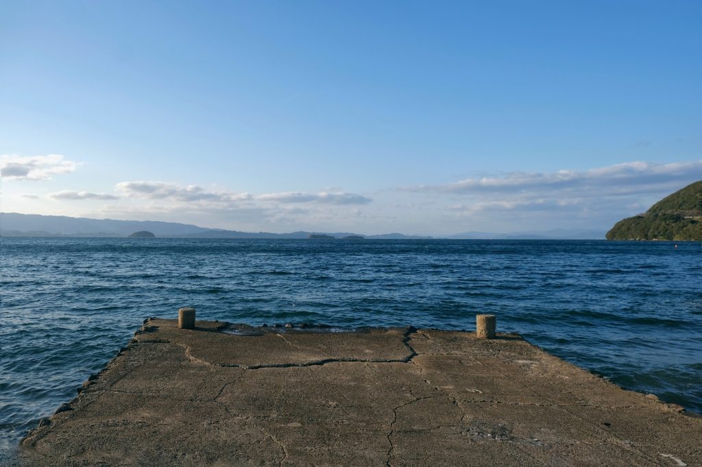 Jetée d'un camping au bord de la baie d'Omura