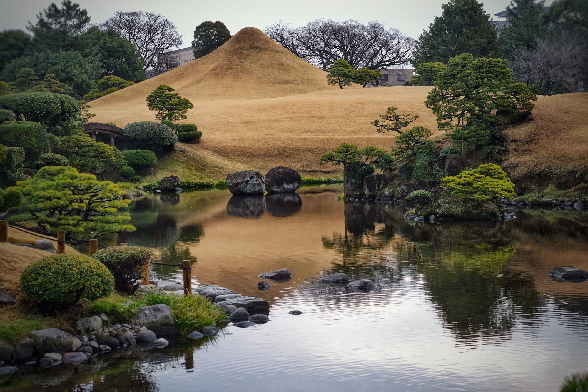 Le Mont Fuji en miniature dans le parc Suizenji de Kumamoto