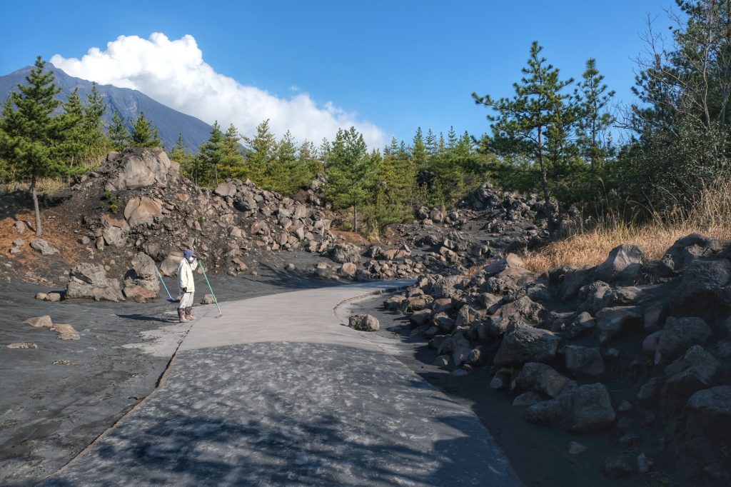 Nettoyage des cendres sur les chemins de balade autour du Sakurajima