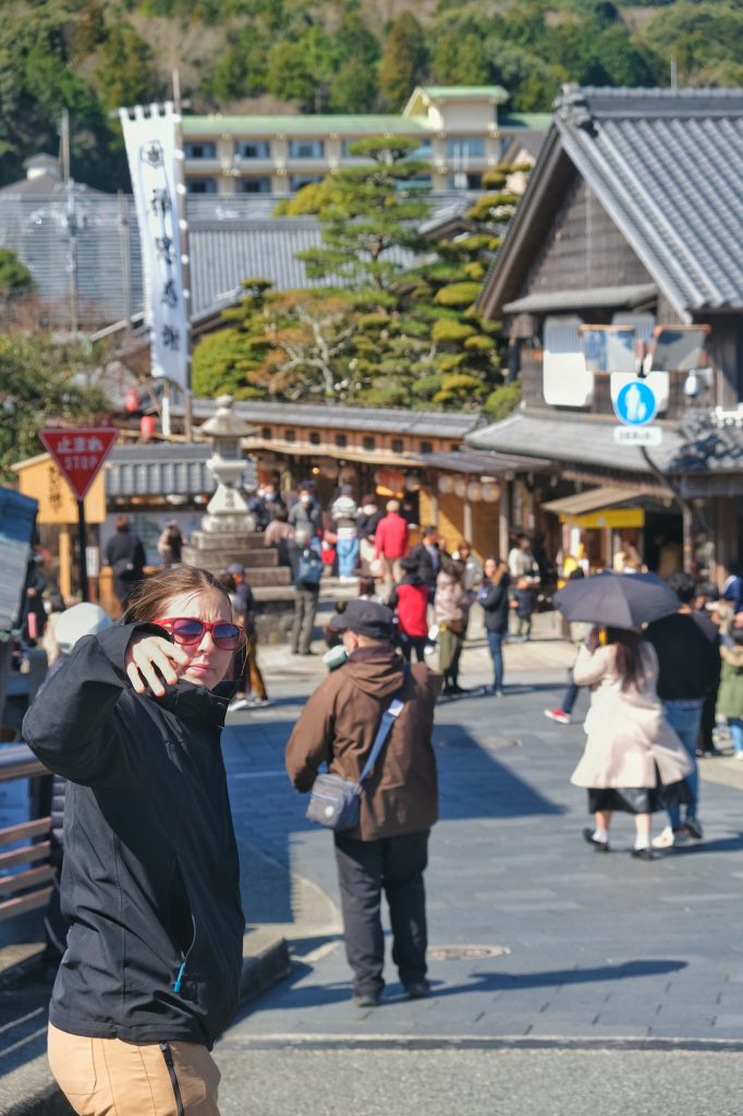 Claire me fait signe dans les rues de Okage Yokocho