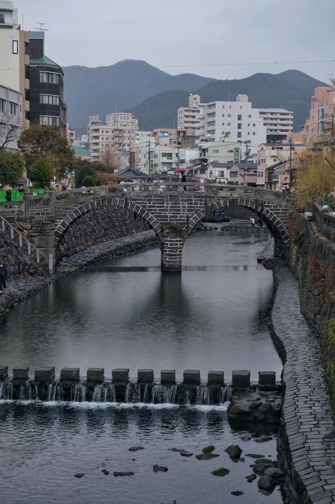 Le pont Megane, avec son reflet, on doit apercevoir des lunettes