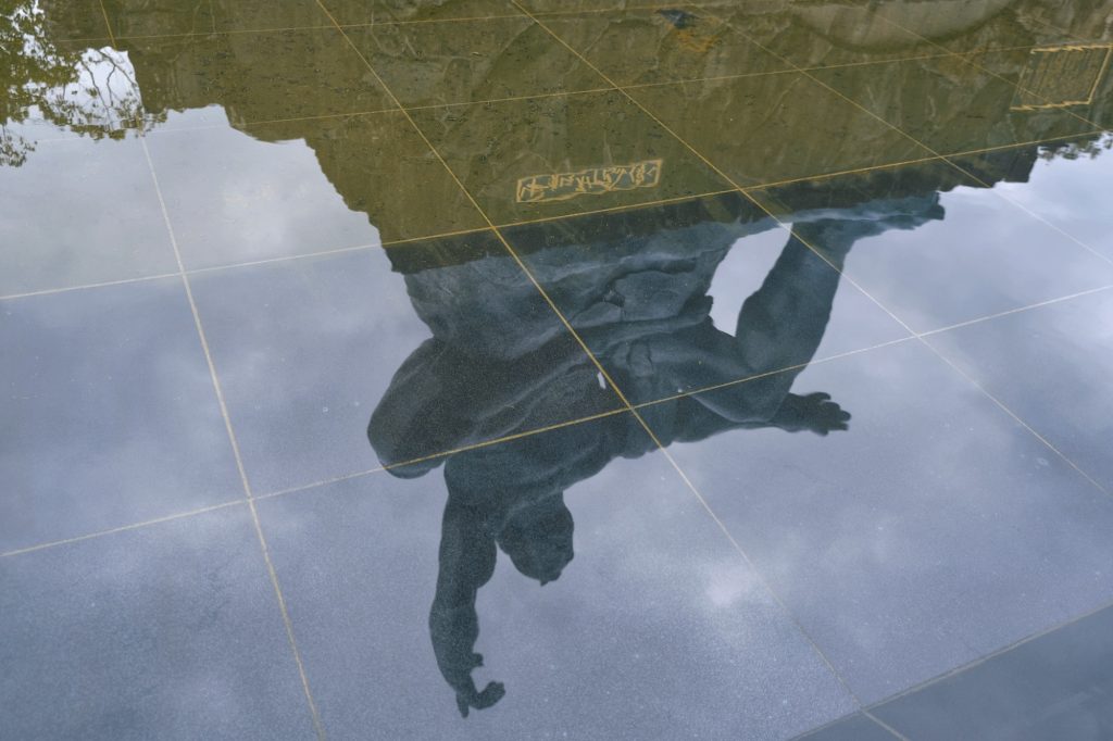 Reflet de la statue du parc de la Paix de Nagasaki