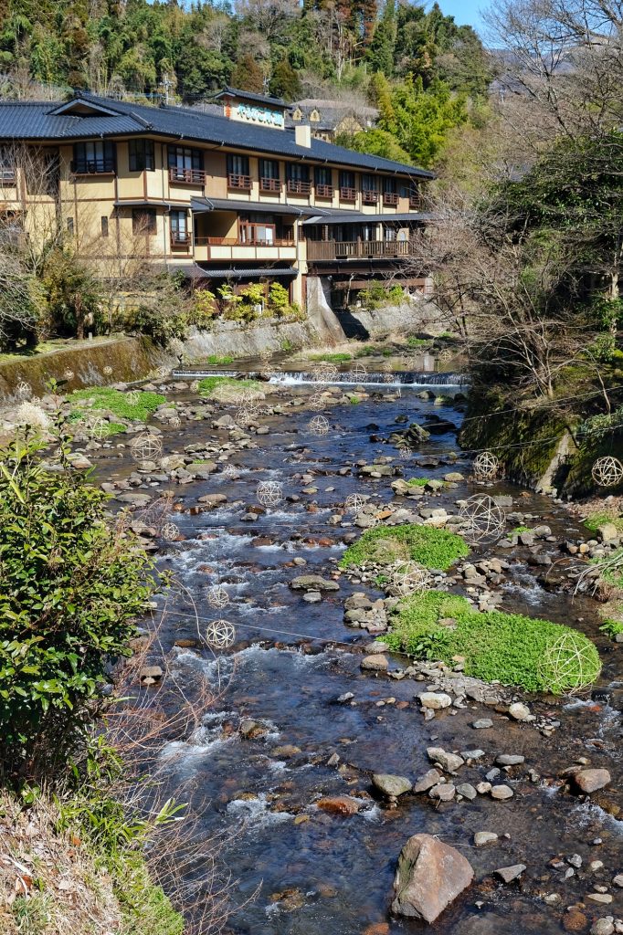 Un ryokan donnant sur la rivière de Kurokawa Onsen