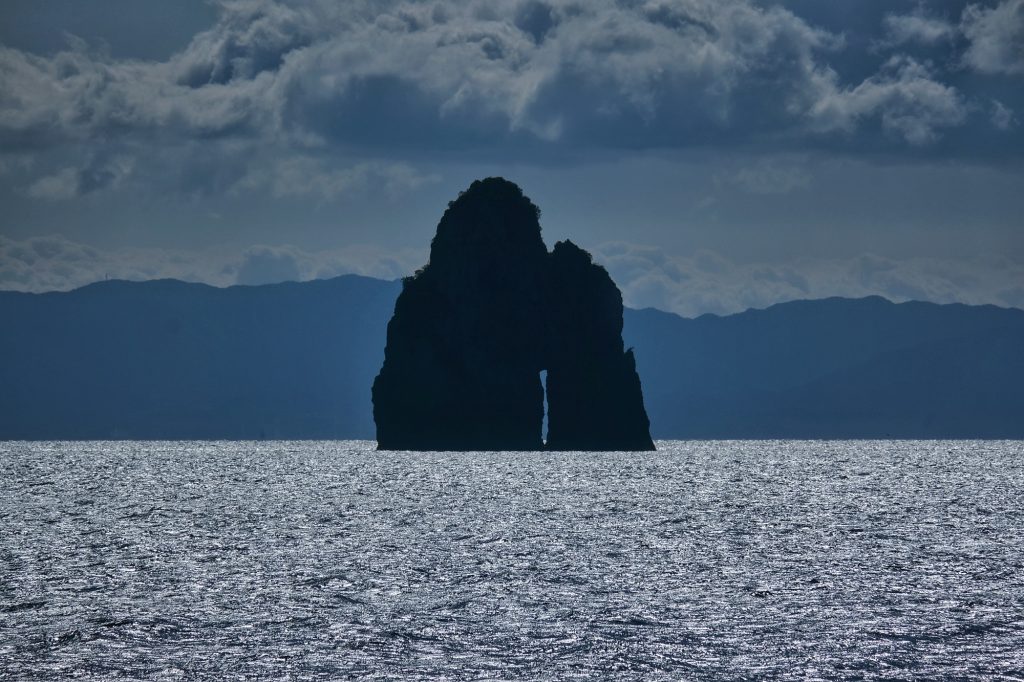 Une île trouée au large d'Ikeshima