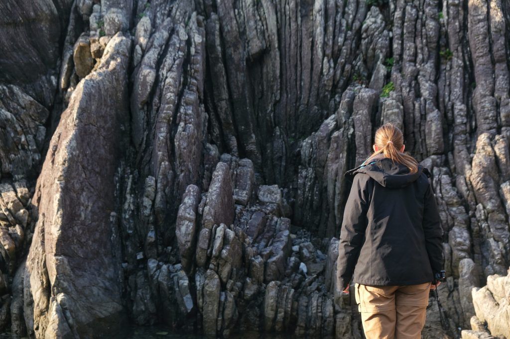 Claire admire les rochers particuliers du cap Muroto