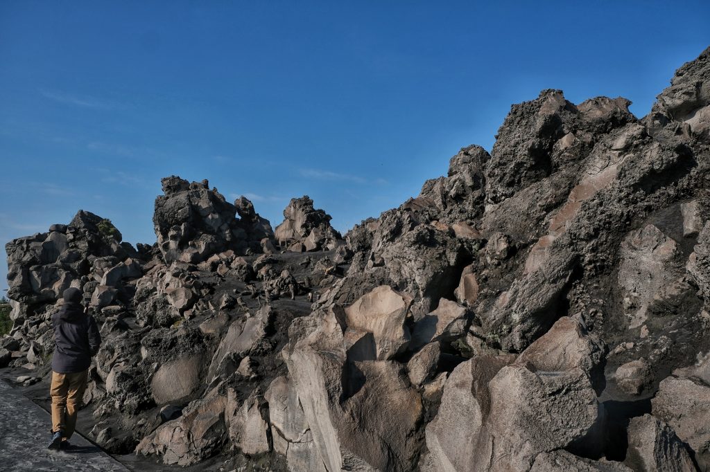 Vincent marche à côté des roches bien particulières autour du Sakurajima