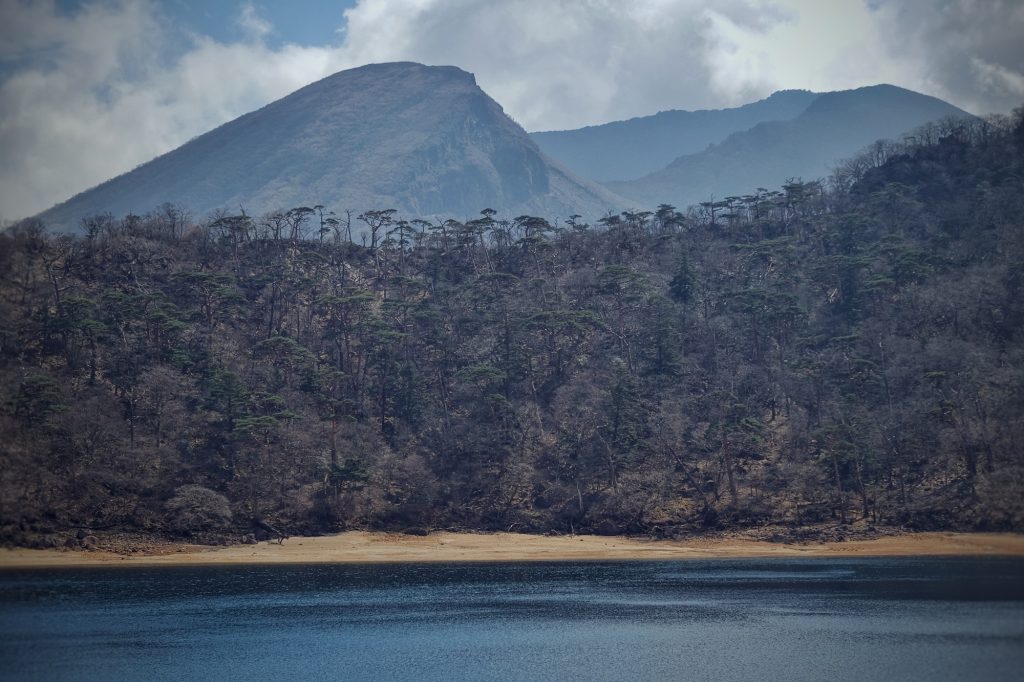 Le lac Rokkannonike et les montagnes alentours