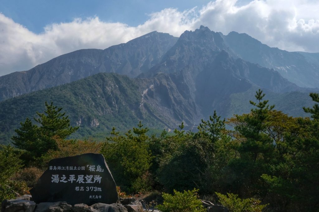 Selon le point de vue, le volcan Sakurajima semble éteint