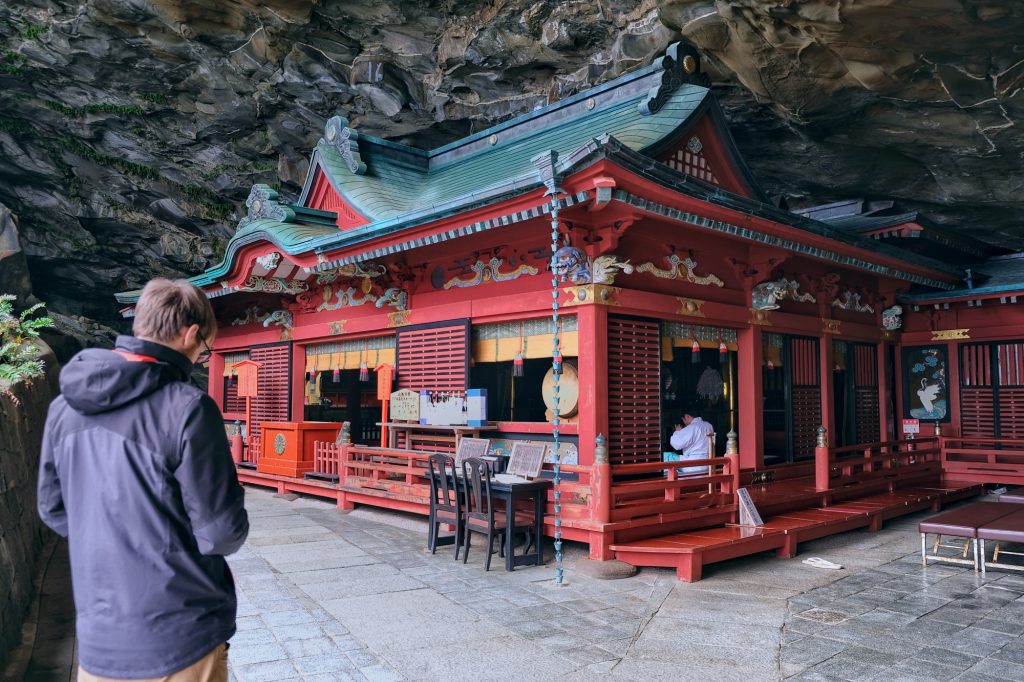 Le sanctuaire Udo-jingu sous la falaise