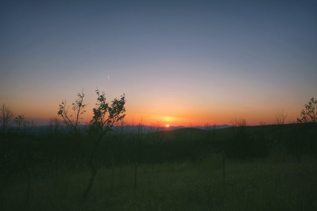 Le soleil couchant, le temps presse pour finir le montage de cette galerie de toit