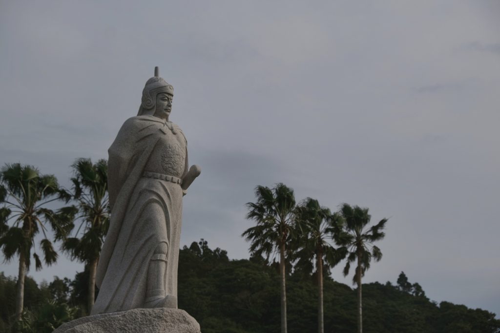 Né à Hirado, Koxinga est un prince chinois ayant résisté à la dynastie Qing et ayant battu les Hollandais sur l'île de Taiwan pour y établir sa dynastie
