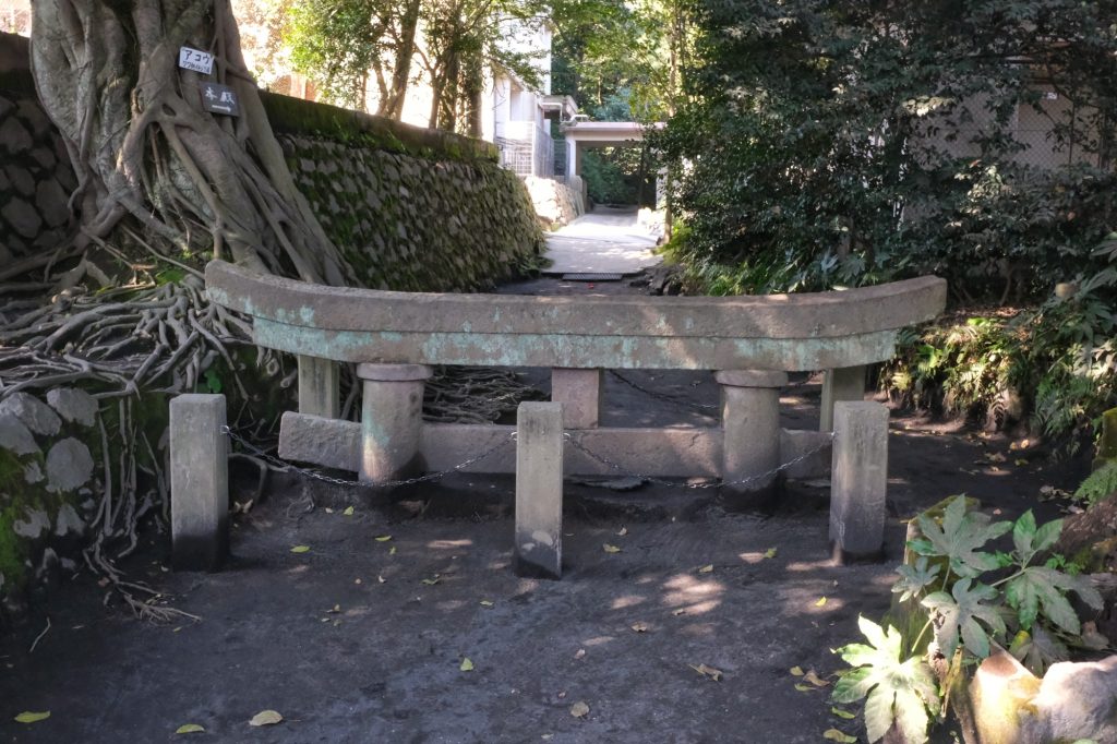Torii enseveli sous la lave de l'éruption de 1946 du Sakurajima