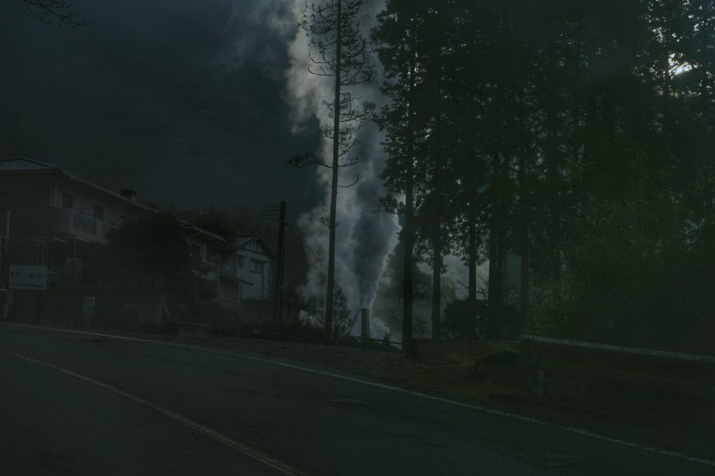 De la vapeur blanche s'échappe du sol à Beppu