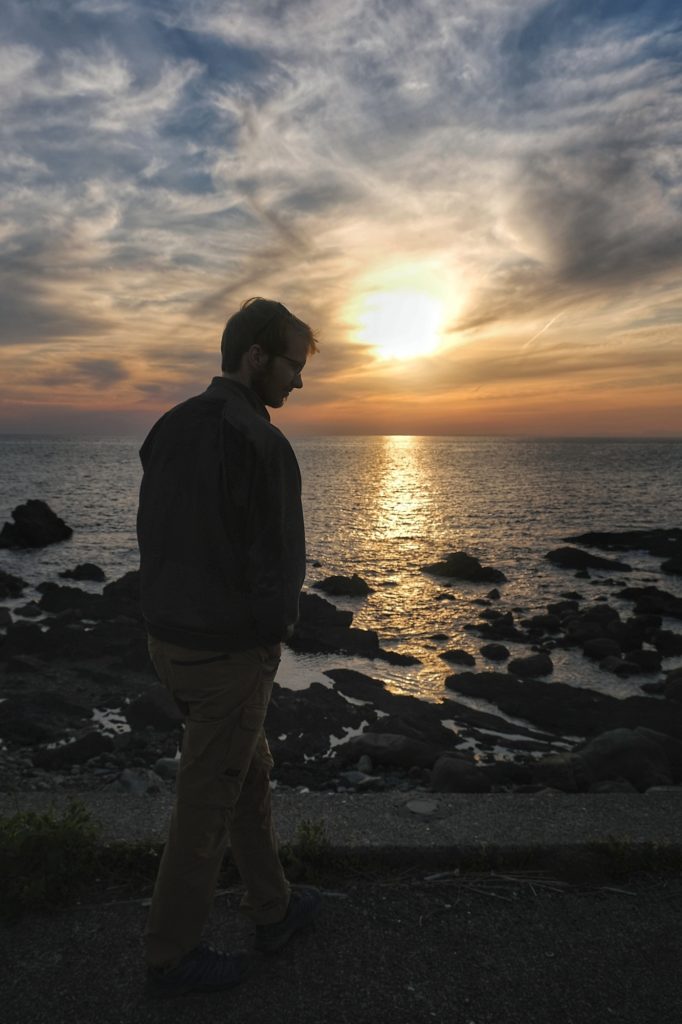 Vincent profite des dernières lueurs de la journée sur l'aire de repos de Kiramesse Muroto