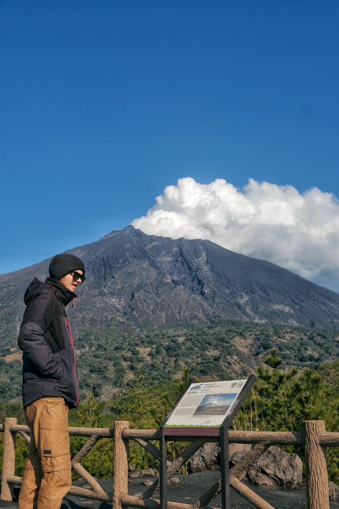 On ne voit pas un volcan en activité tous les jours... Vincent devant le Sakurajima