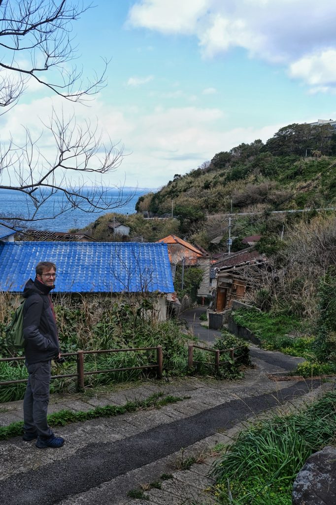Vincent visite les rues à l'abandon d'Ikeshima