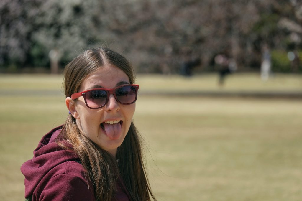 Claire déambule en grimaçant sur les pelouses du Shinjuku Gyoen