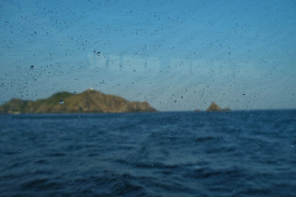La vitre du bateau qui nous ramène vers Naha