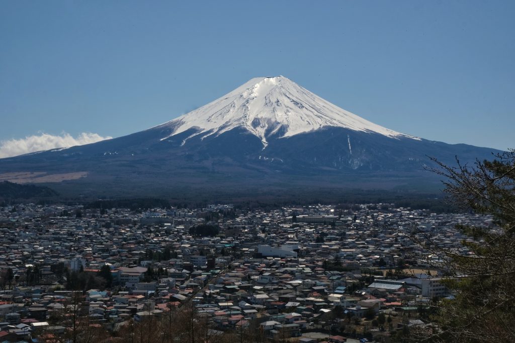 Vue de Fujiyoshida et du mont Fuji depuis la pagode Chureito