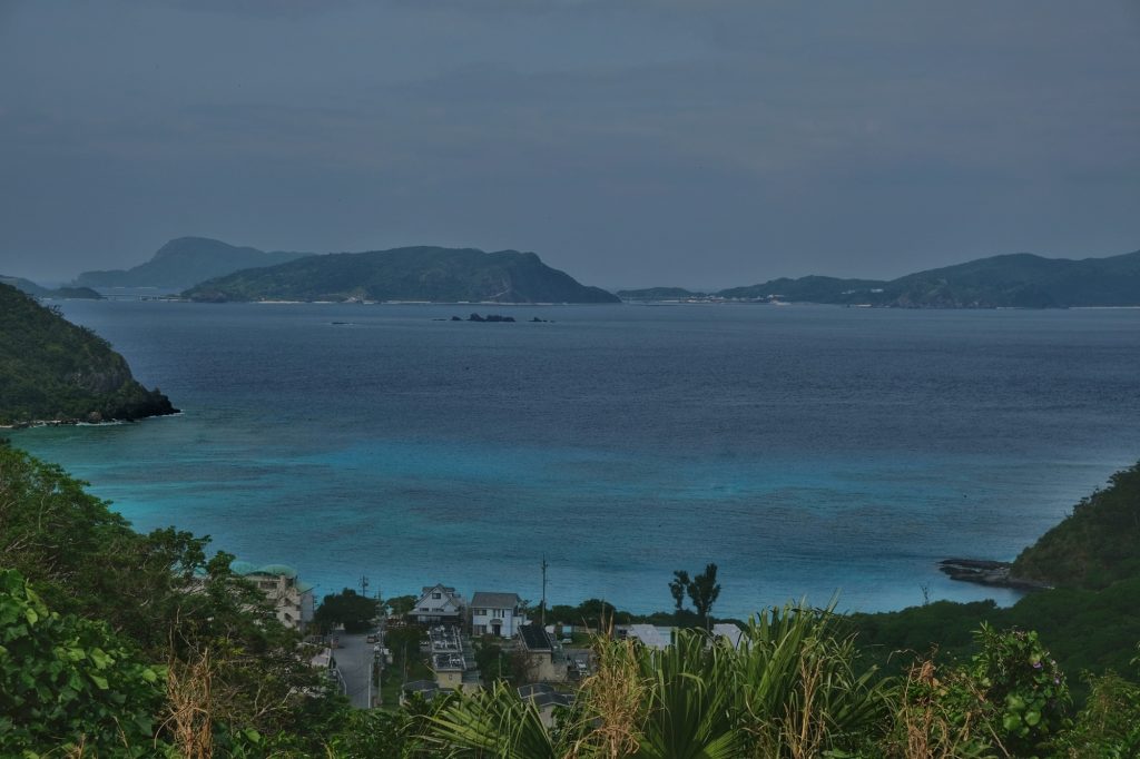Vue de la plage de Tokashiku sur l'île de Takashiki
