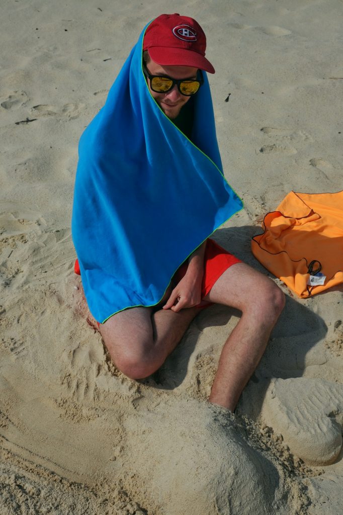 Vincent enterre son pied sur la plage d'Aharen