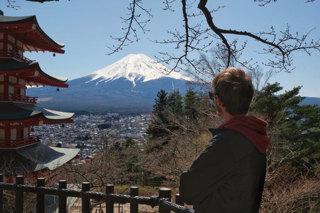 Vincent devant la pagode Chureito et le mont Fuji