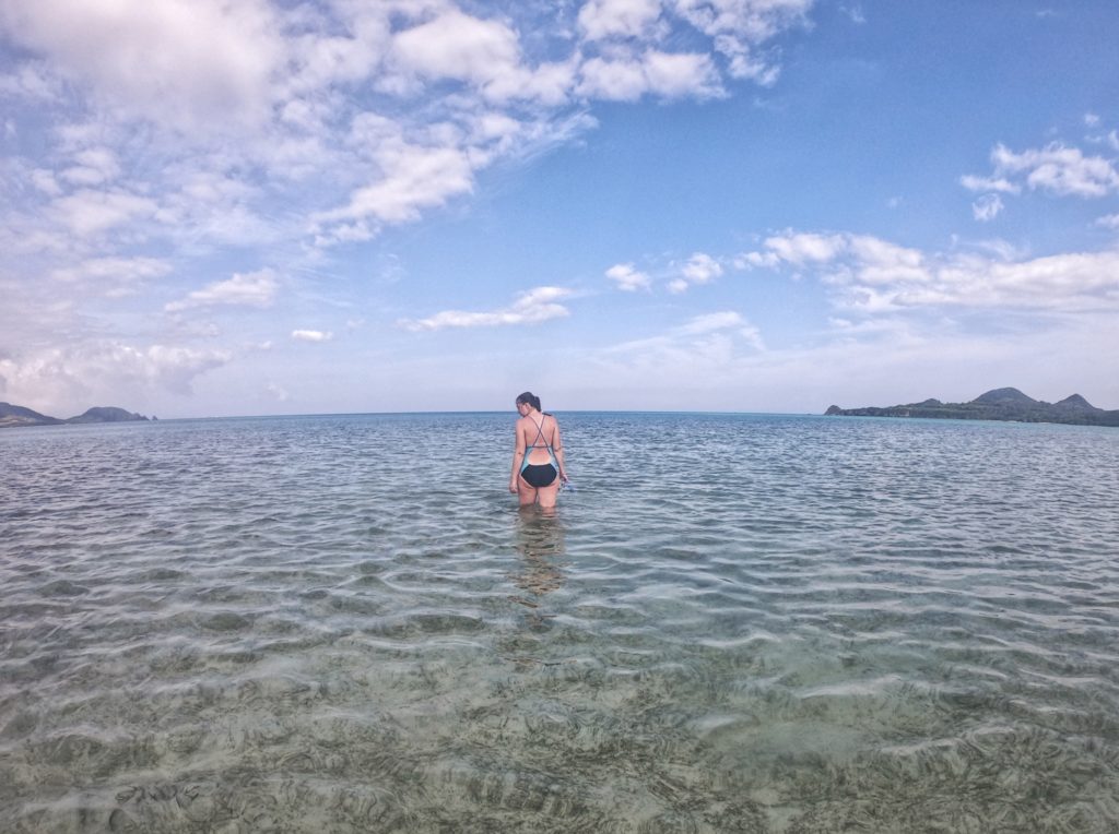 Claire avance sur la longue plage plate de Sukuji