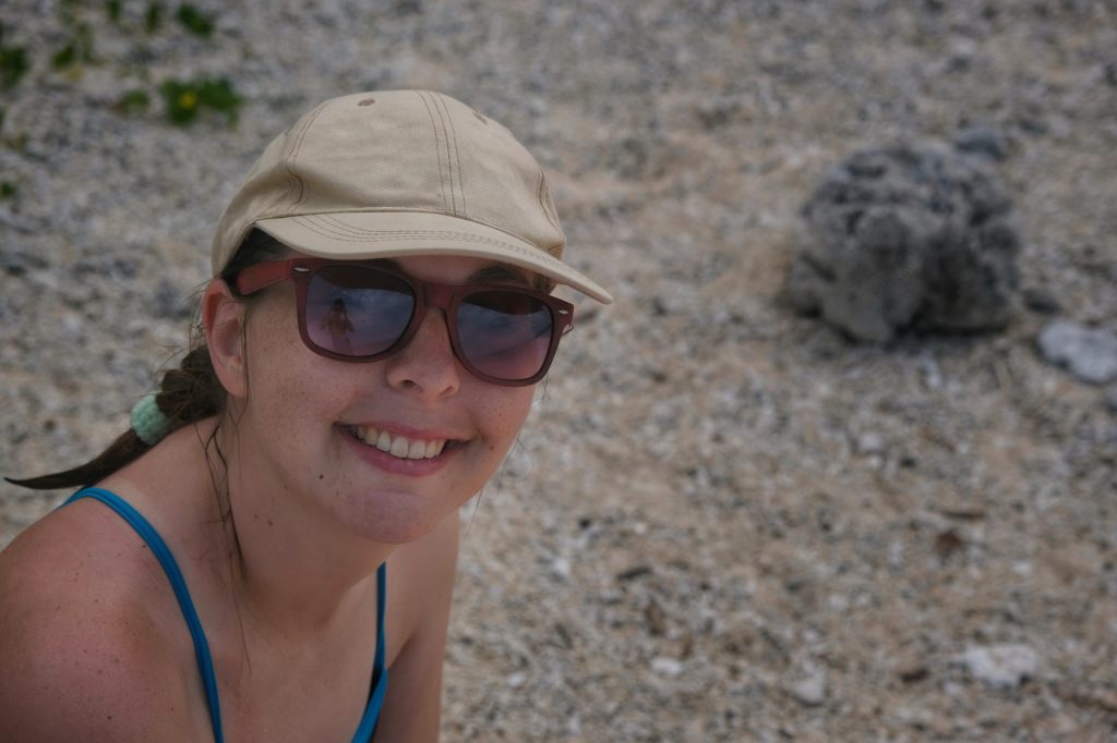 Claire sur la plage de Yonehara