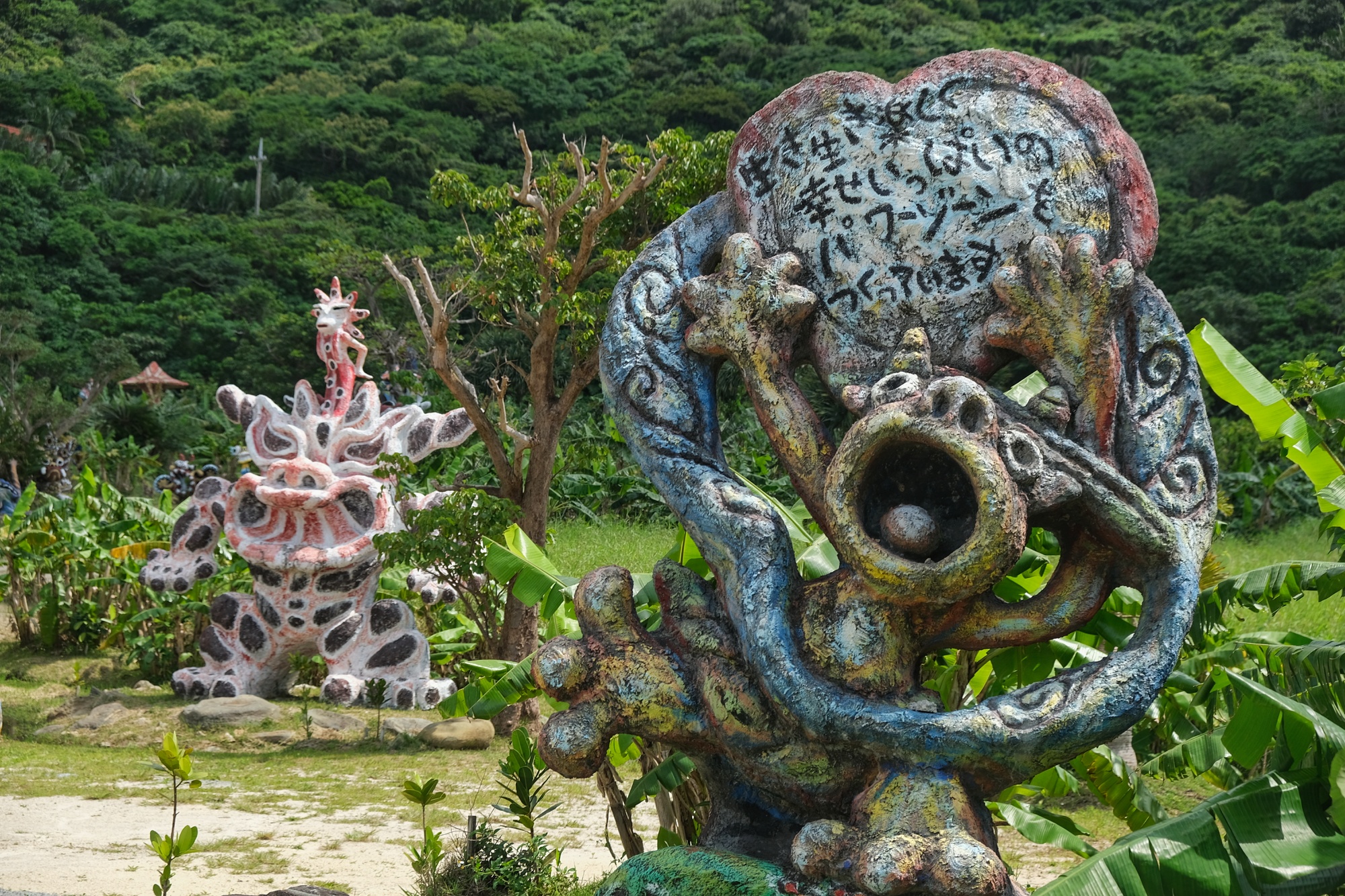 Les créatures amusantes dans ce jardin de sculptures de Yoneko Yaki
