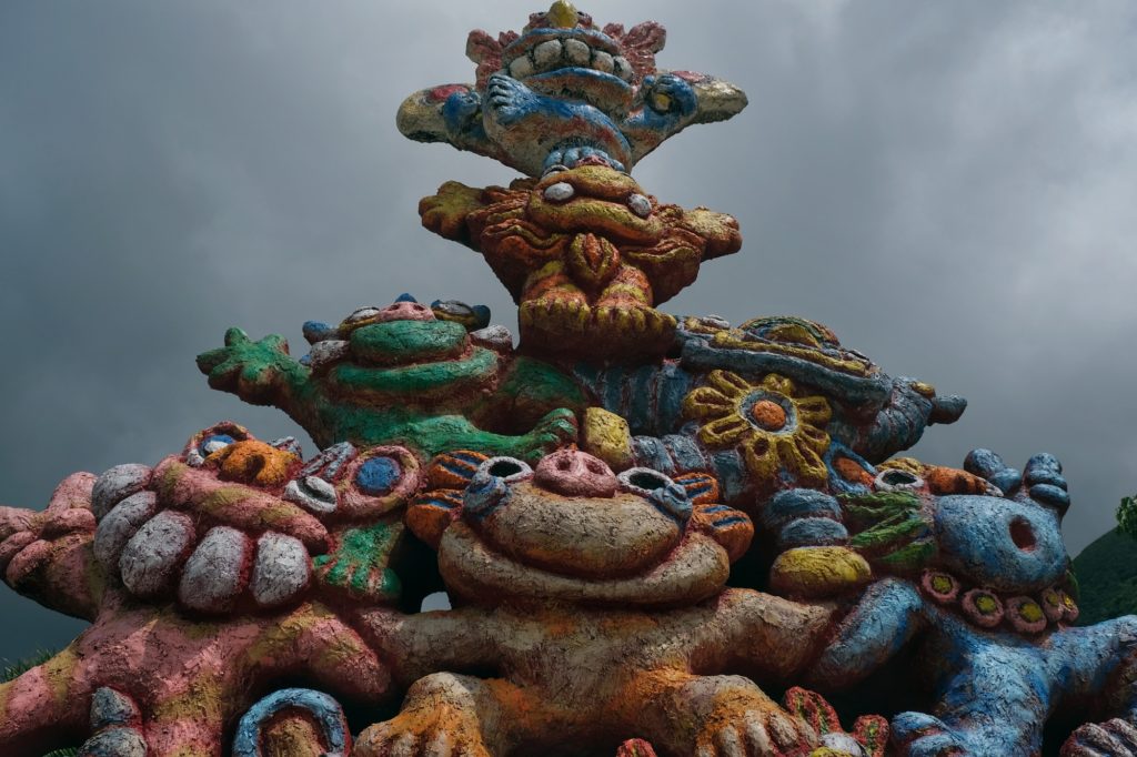 Une pyramide de créatures près de la plage de Yonehara