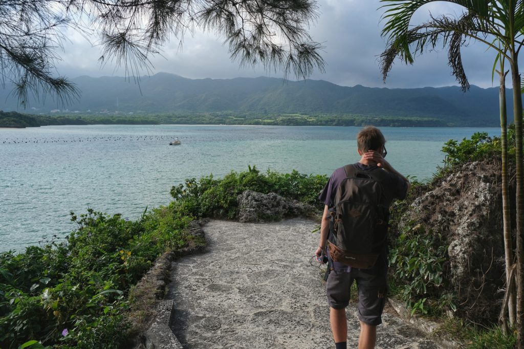 Vincent marche en direction de la baie de Kabira