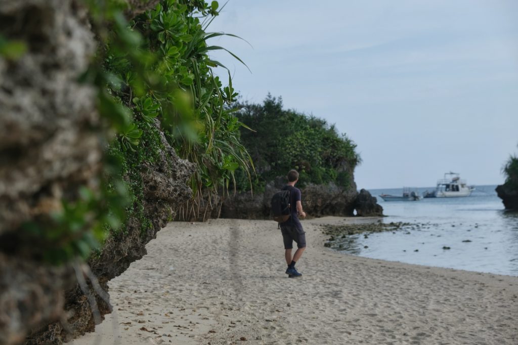 Vincent sur une plage de la baie de Kabira