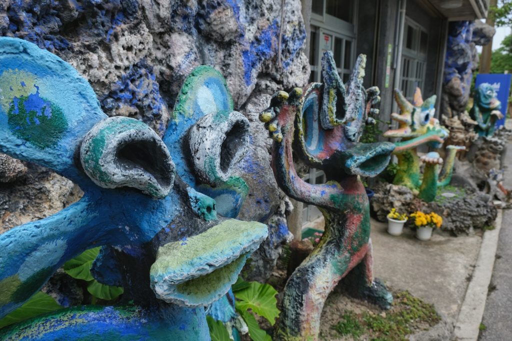 Les surprenantes sculptures le long de la route près de la plage de Yonehara