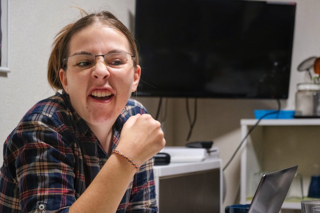 Claire n'en peut plus de travailler