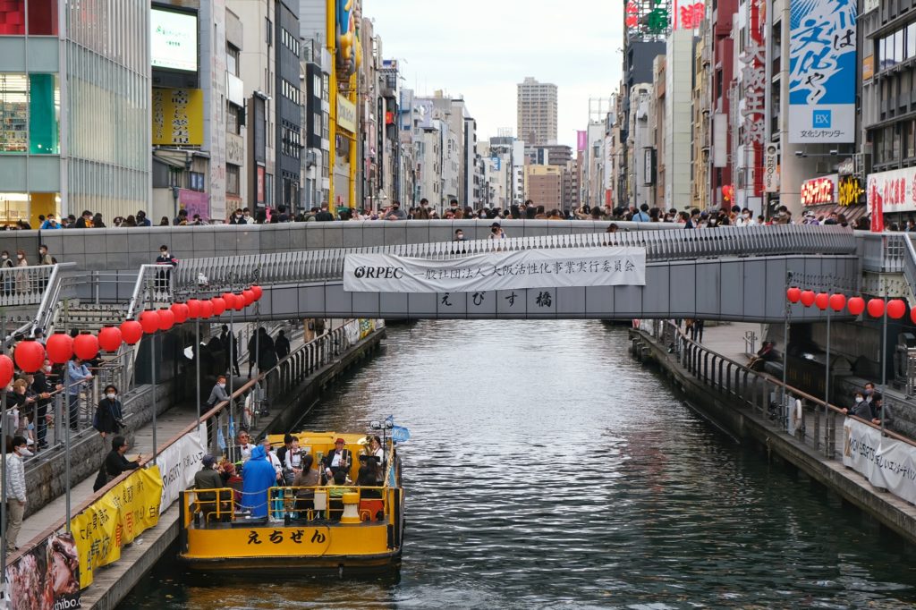 Un concert sur un bateau touristique sur le canal de Dotonbori