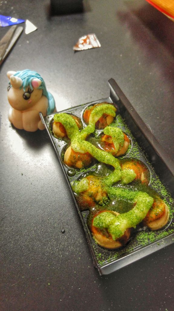Stélie devant nos takoyaki décorés avec passion