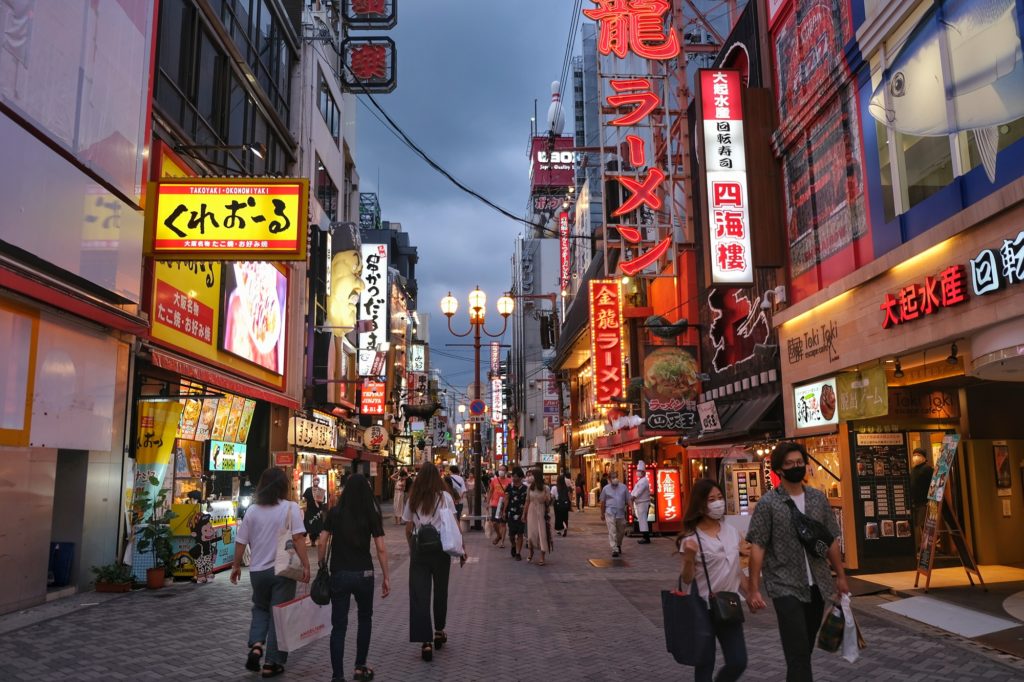 La rue de Dotonbori à Osaka en début de soirée