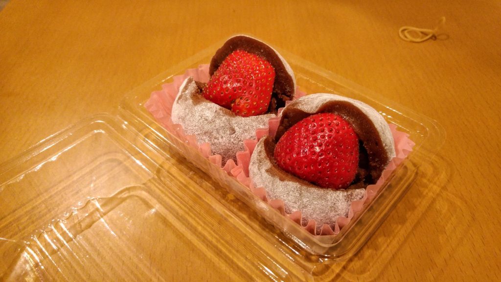 De délicieux mochi à la fraise et chocolat
