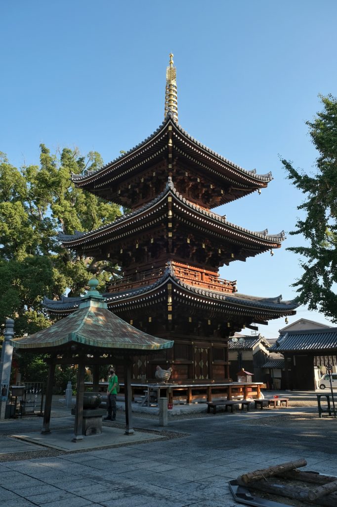 La pagode magnifique du temple Horaku-ji à Osaka