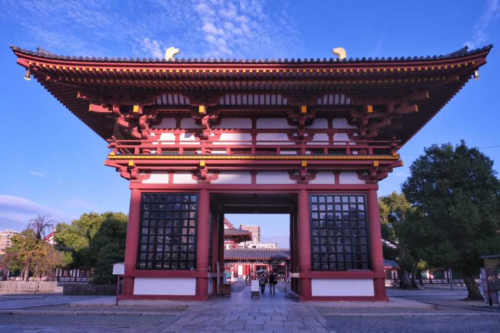 La porte d'entrée du Shi Tenoji à Osaka