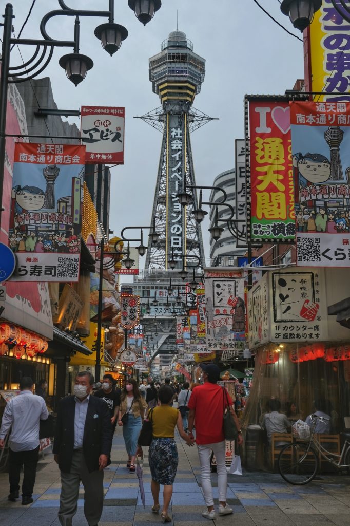 La tour Tsutenkaku et la rue principale du Shinsekai