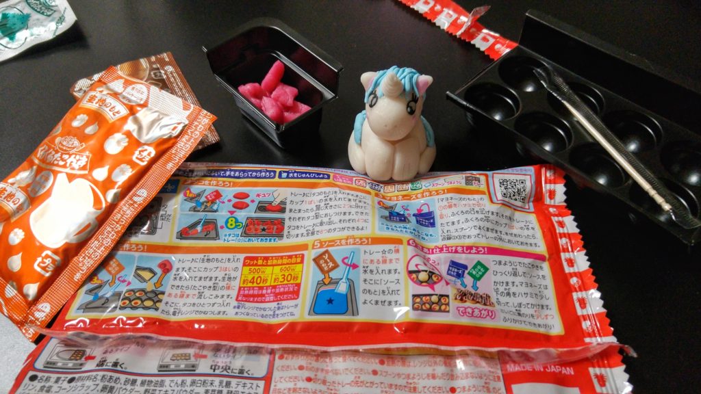 Stélie lit les instructions pour bien préparer les takoyaki