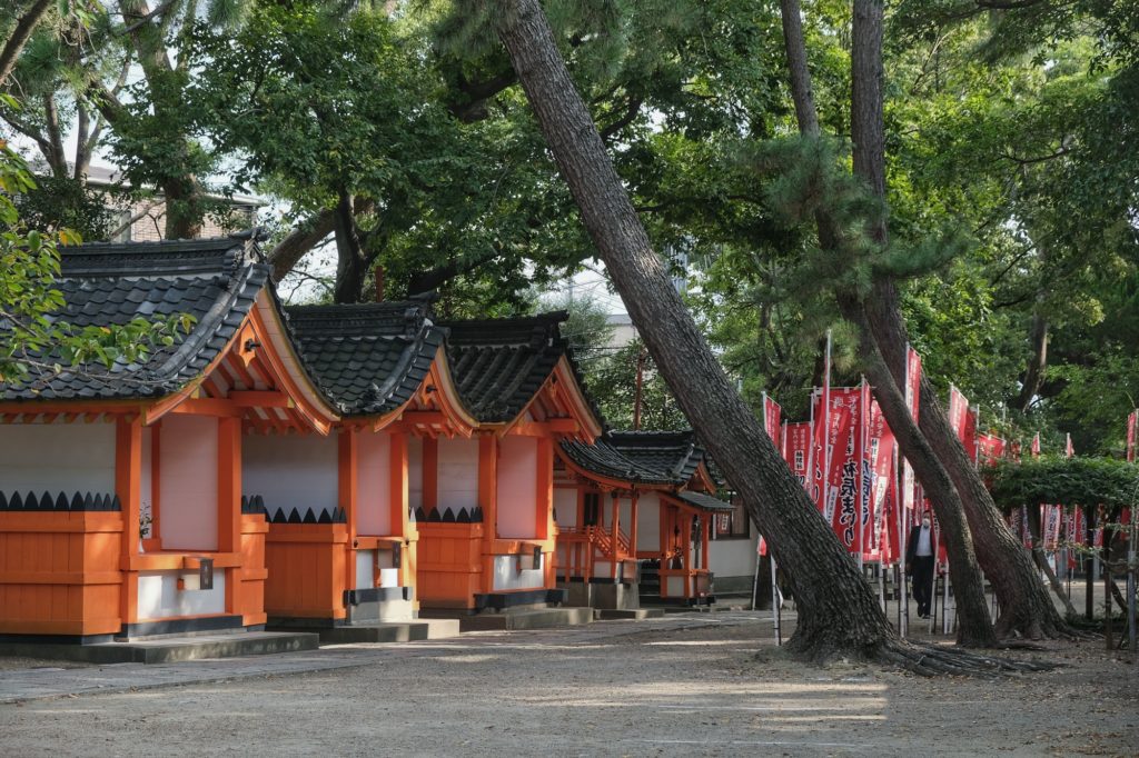 Une allée de sanctuaires près du Sumiyoshi Taisha