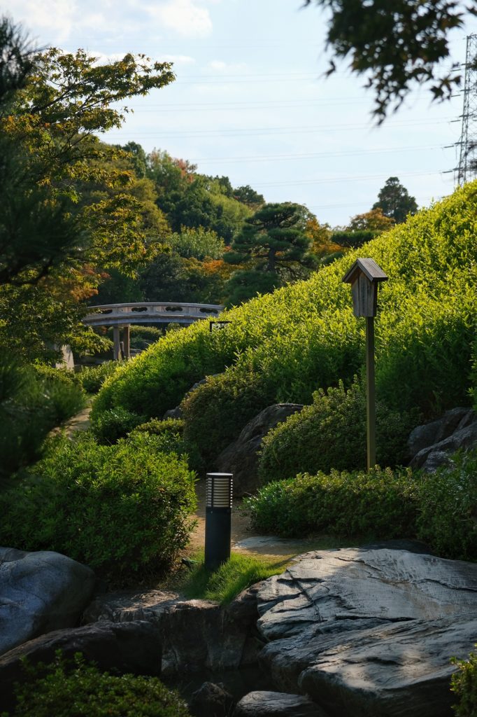 La butte du jardin japonais du parc Daisen à Sakai