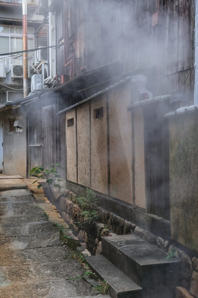 De la vapeur s'échappe d'un caniveau à Arima Onsen
