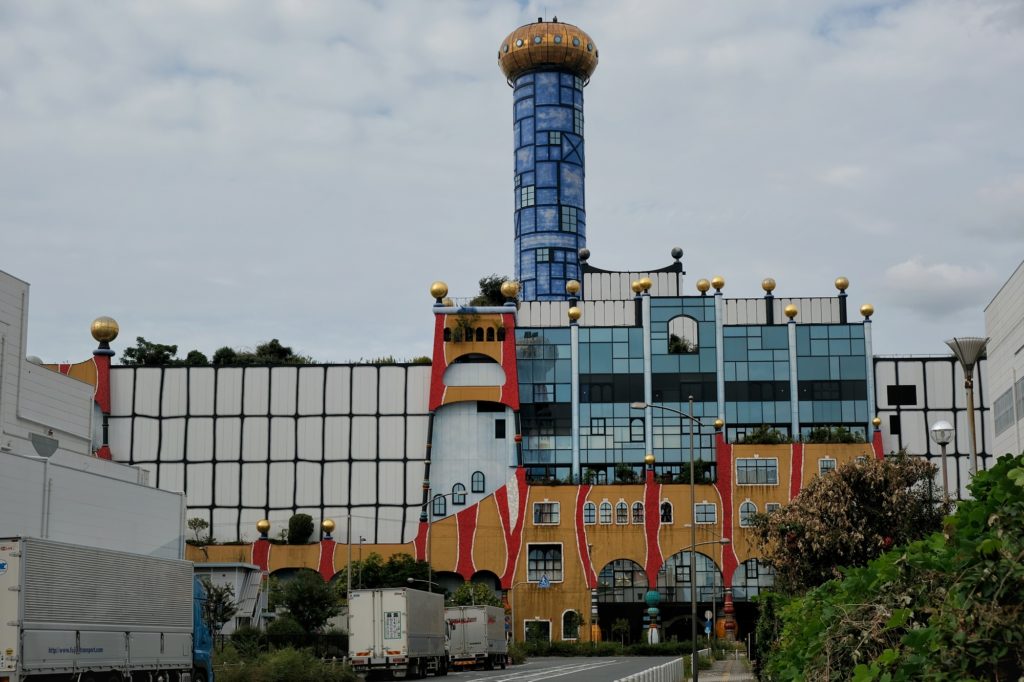 L'usine de traitement des boues créée par Hundertwasser sur l'île Maishima