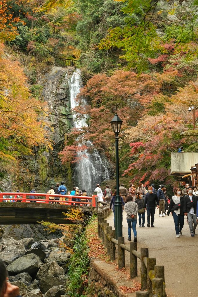 Le chemin et les visiteurs devant les chutes de Minoo