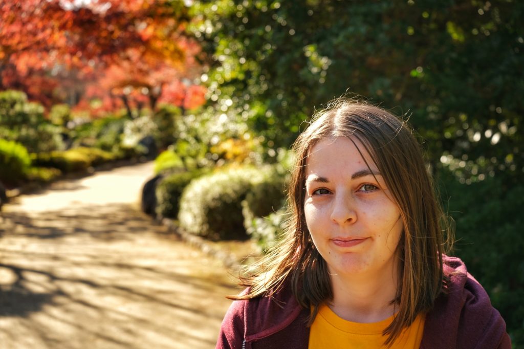 Claire marche sur les chemin du jardin japonais du parc Daisen