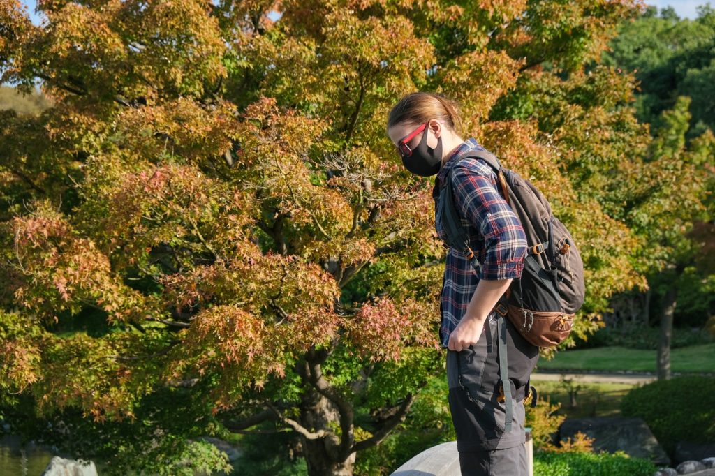 Claire observe l'eau de l'étang du jardin japonais du parc Daisen