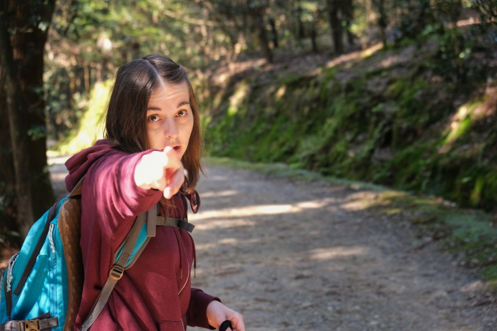 Claire accuse dans la forêt de Nara